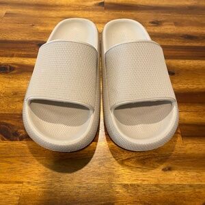 ☀️🌴SUMMER WARDROBE STAPLE!🍹🩴 MIA Women's Beige Rubber Platform Slides